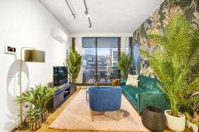 Stylish&Sleek Docklands Apt w pool gym CBD tram